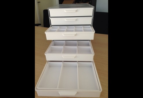 Réserve de petites pièces, avec six tiroirs