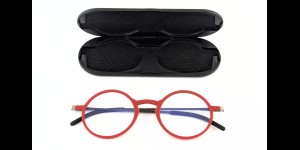 Lunettes de lecture plates mates rouge dans un étui magnétique en métal +1.00 (HRP36929F103)