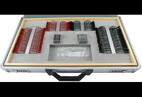 Pasdoos met 159 pasglazen met metalen vattingen